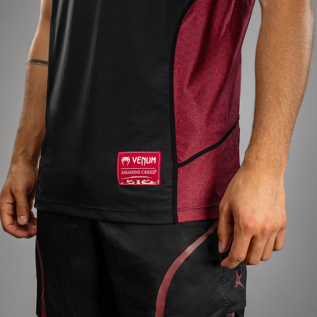 Venum x Assassin’s Creed Shadows Pánské Triko Dry-Tech - Bordová/Černá
